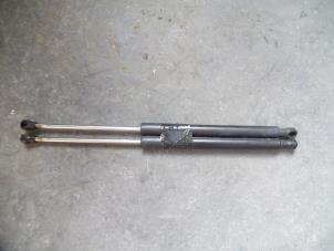 Used Rear gas strut, left Renault Clio III (BR/CR) 1.6 16V Price on request offered by Autodemontage Joko B.V.