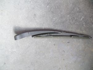 Used Rear wiper arm Renault Clio III (BR/CR) 1.6 16V Price on request offered by Autodemontage Joko B.V.