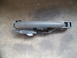 Used Rear door handle 4-door, right Renault Clio III (BR/CR) 1.6 16V Price on request offered by Autodemontage Joko B.V.