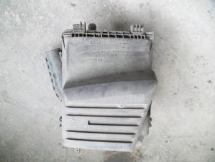 Używane Obudowa filtra powietrza Volkswagen Golf III Cabrio Restyling (1E7) 2.0 Cena na żądanie oferowane przez Autodemontage Joko B.V.
