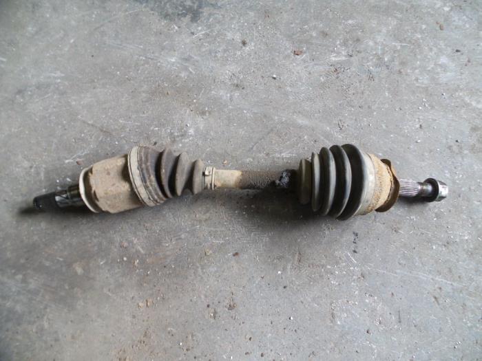 Front drive shaft, left from a Nissan Pathfinder (R51) 2.5 dCi 16V 4x4 2006