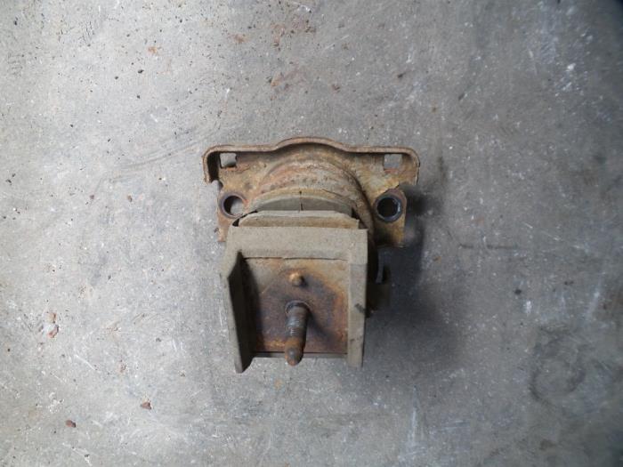 Engine mount from a Nissan Pathfinder (R51) 2.5 dCi 16V 4x4 2006