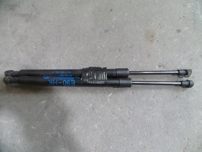 Rear gas strut, left from a BMW 3 serie (E90) 325d 24V 2007