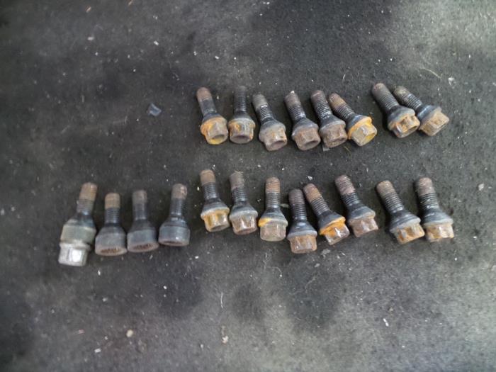 Set of wheel bolts from a BMW 3 serie (E90) 325d 24V 2007
