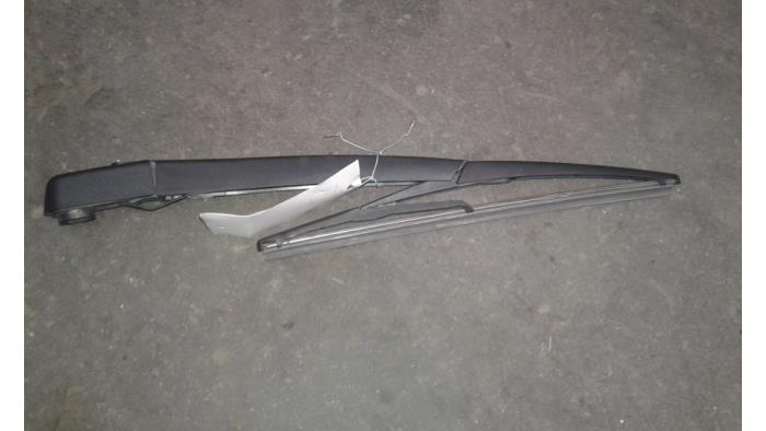 Rear wiper arm from a Opel Corsa D 1.4 16V Twinport 2010