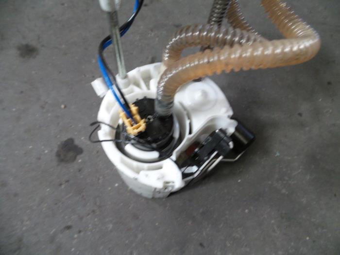 Electric fuel pump from a BMW 3 serie Touring (F31) 330d 3.0 24V 2012