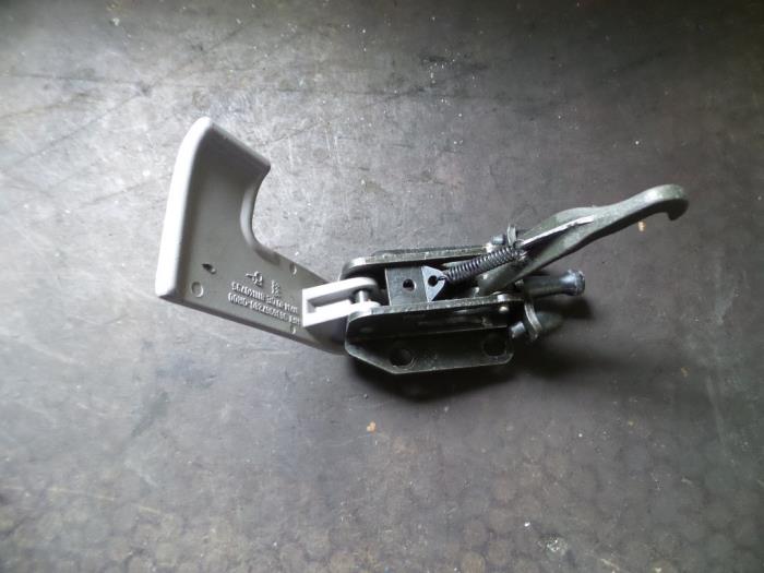 Używane Blokada dachu cabrio Peugeot 206 CC (2D) 1.6 16V Cena na żądanie oferowane przez Autodemontage Joko B.V.