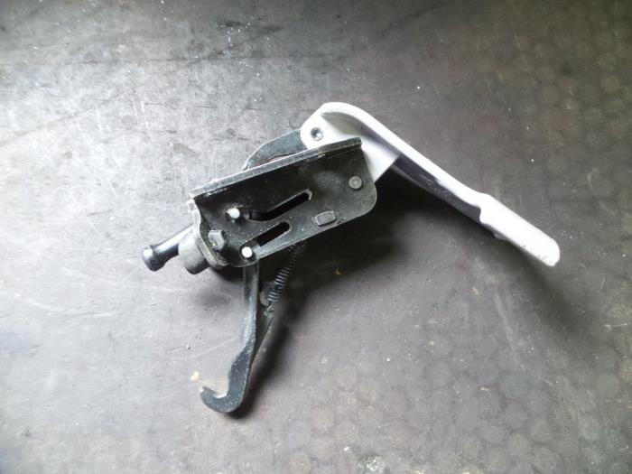 Używane Blokada dachu cabrio Peugeot 206 CC (2D) 1.6 16V Cena na żądanie oferowane przez Autodemontage Joko B.V.
