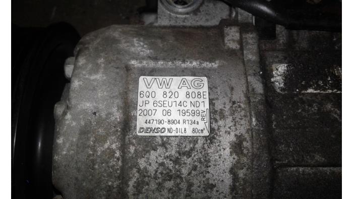 Bomba de aire acondicionado de un Volkswagen Polo IV (9N1/2/3) 1.2 2007