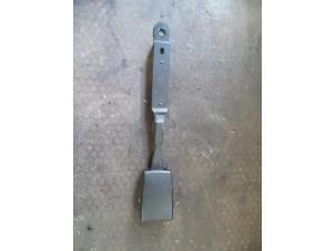 Used Front seatbelt buckle, right Volkswagen Caddy III (2KA,2KH,2CA,2CH) 2.0 SDI Price on request offered by Autodemontage Joko B.V.