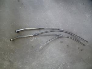 Used Front wiper arm Citroen C4 Picasso (UD/UE/UF) 1.6 HDiF 16V 110 Price on request offered by Autodemontage Joko B.V.