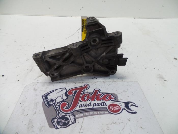 Engine mount from a Renault Clio II Societe (SB) 1.5 dCi 65 2005