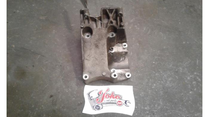 Usagé Support dynamo haut Ford Focus 2 1.6 16V Prix sur demande proposé par Autodemontage Joko B.V.
