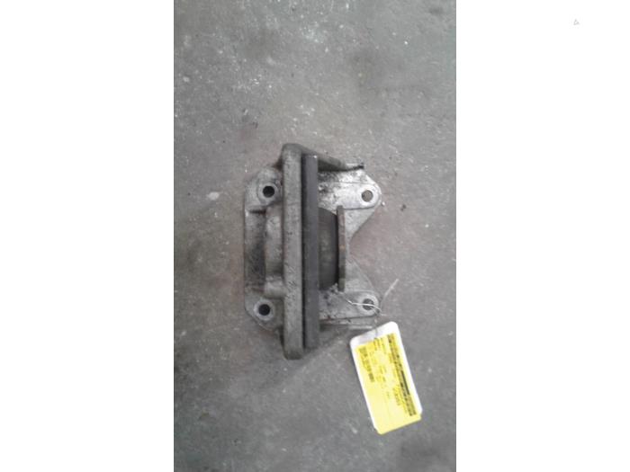 Used Engine mount Renault Master II (JD) 2.5 D Price on request offered by Autodemontage Joko B.V.