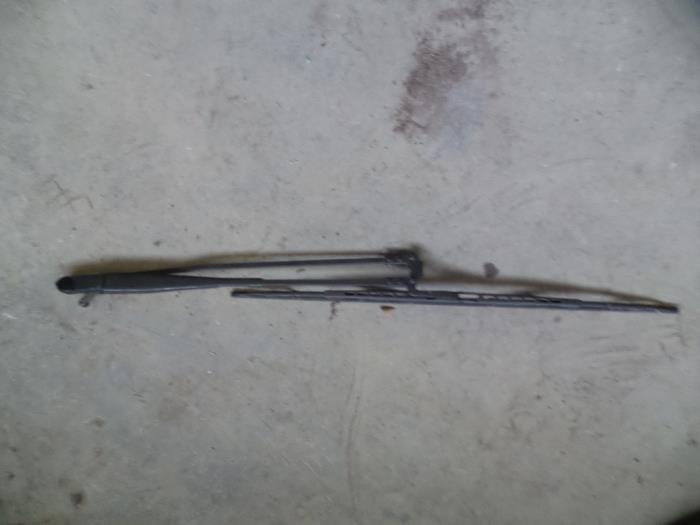 Front wiper arm from a Peugeot 107 1.0 12V 2011