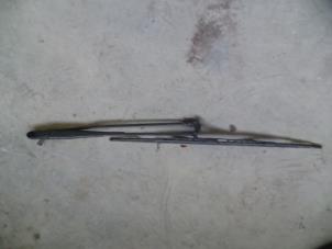 Used Front wiper arm Peugeot 107 1.0 12V Price on request offered by Autodemontage Joko B.V.