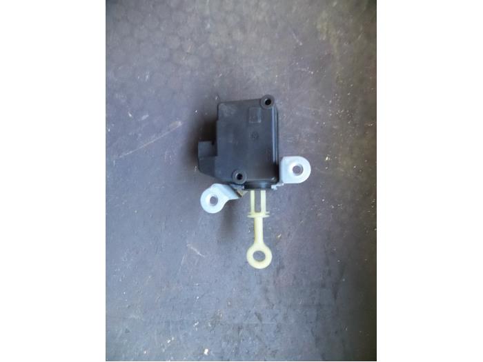 Central locking motor from a Peugeot 107 1.0 12V 2011