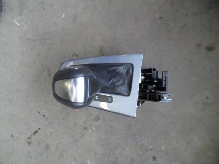 Gear stick from a Ford Focus 3 1.6 Ti-VCT 16V 125 2014