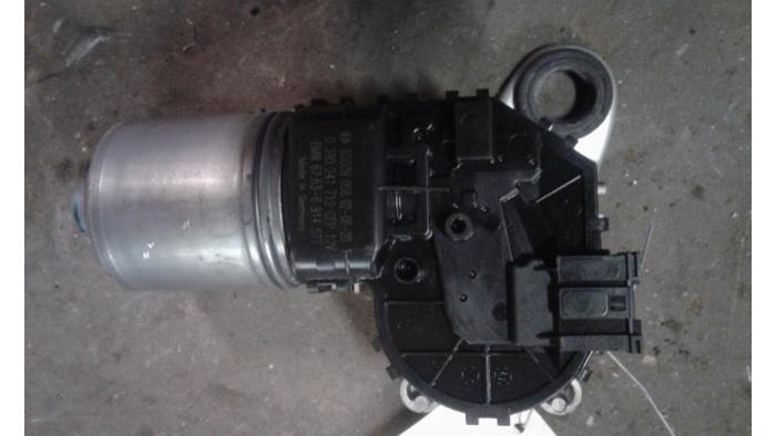 Front wiper motor from a BMW 3 serie (E46/2) 318 Ci 16V 2002