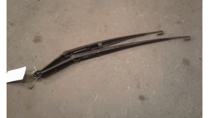 Front wiper arm from a BMW 3 serie (E46/2) 318 Ci 16V 2002