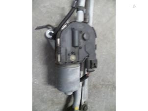 Used Front wiper motor Audi Q5 (8RB) 2.0 TFSI 16V Quattro Price on request offered by Autodemontage Joko B.V.