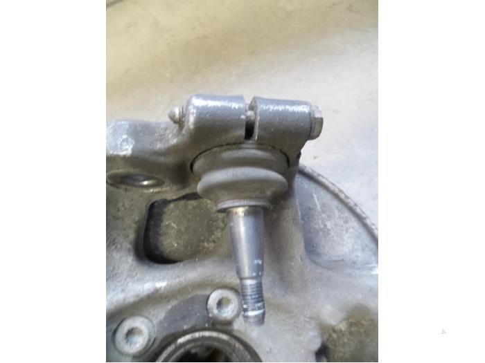 Steering knuckle ball joint from a Audi Q5 (8RB) 2.0 TFSI 16V Quattro 2009