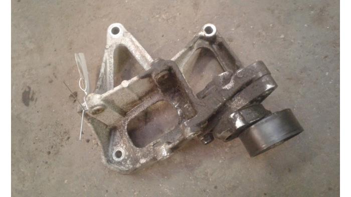 Usagé Support dynamo haut Renault Scénic I (JA) 1.8 16V Prix sur demande proposé par Autodemontage Joko B.V.