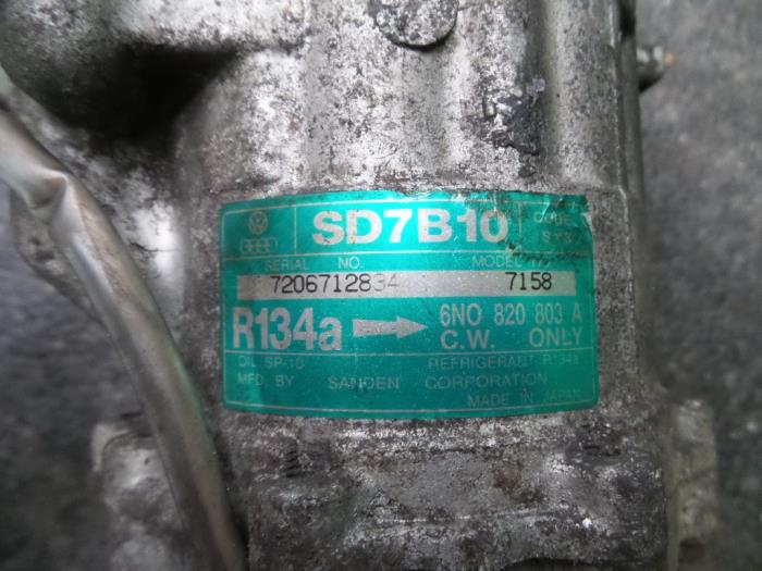 Bomba de aire acondicionado de un Volkswagen Polo III (6N1) 1.4i 60 1996