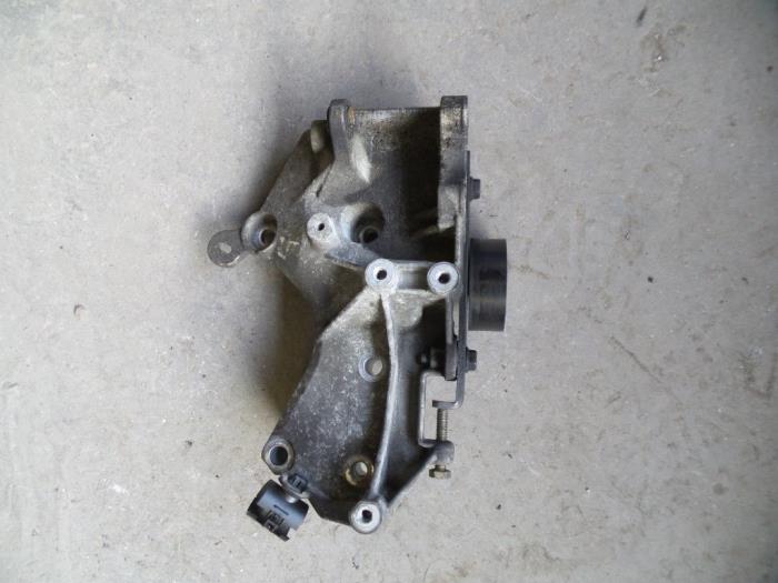 Usagé Support dynamo haut Dacia Logan (LS) 1.4 Prix sur demande proposé par Autodemontage Joko B.V.