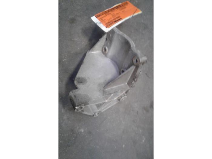 Usagé Support dynamo haut Ford Fusion 1.4 16V Prix sur demande proposé par Autodemontage Joko B.V.