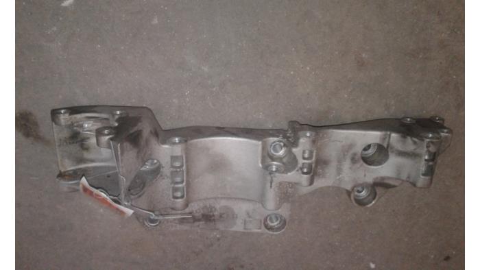 Usagé Support dynamo haut Volkswagen Golf IV Variant (1J5) 1.6 Prix sur demande proposé par Autodemontage Joko B.V.