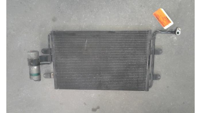 Condensador de aire acondicionado de un Volkswagen Golf IV Variant (1J5) 1.6 2000