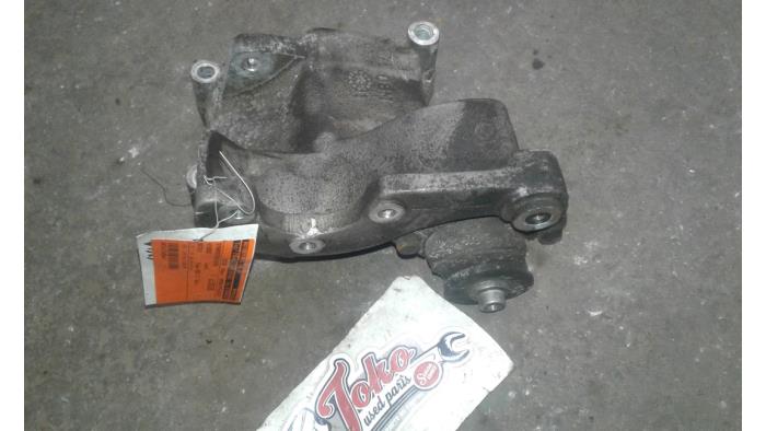 Used Alternator upper bracket Hyundai Matrix 1.5 CRDi 16V Price on request offered by Autodemontage Joko B.V.