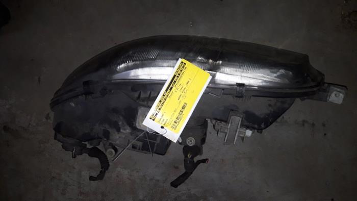 Używane Reflektor lewy Fiat Brava (182B) 1.4 S,SX 12V Cena na żądanie oferowane przez Autodemontage Joko B.V.
