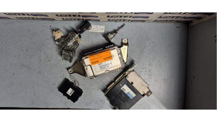 Ignition lock + computer Toyota Yaris III 1.0 12V VVT-i - 896610U113 1KB