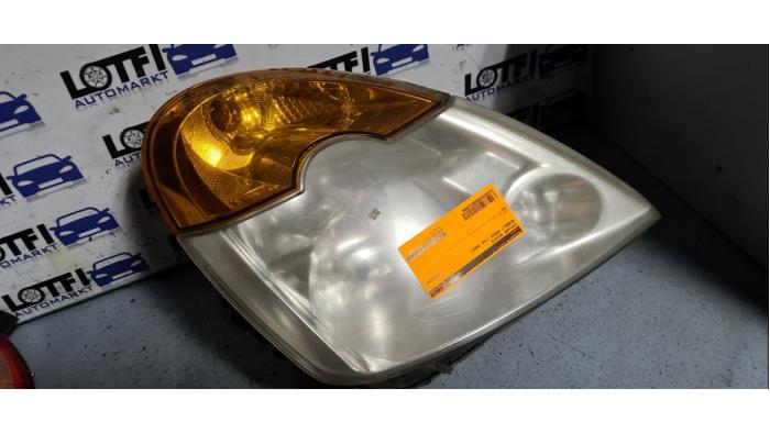 Używane Reflektor prawy Renault Modus/Grand Modus (JP) 1.2 16V Cena € 40,00 Procedura marży oferowane przez Automarkt Lotfi