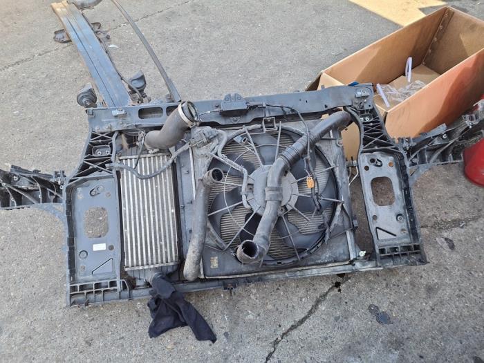 Front panel from a Kia Carens IV (RP) 1.6 GDI 16V 2014