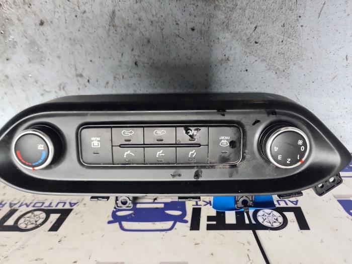 Luftkonditionering, kontrollpanel från en Kia Carens IV (RP) 1.6 GDI 16V 2014