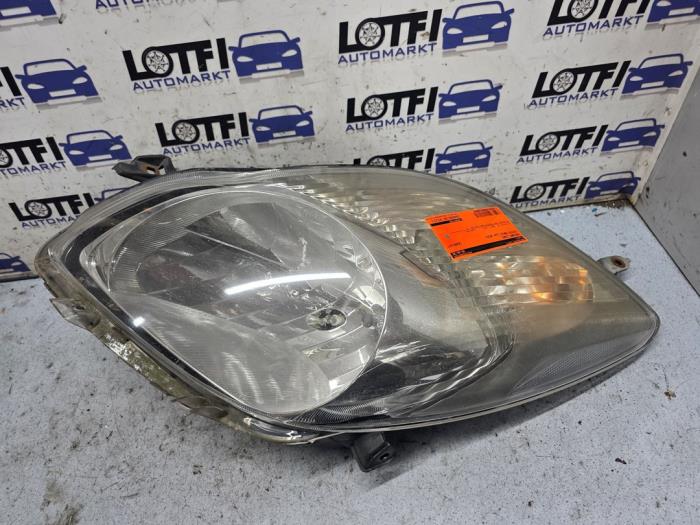 Używane Reflektor lewy Toyota Yaris II (P9) 1.33 16V Dual VVT-I Cena € 75,00 Procedura marży oferowane przez Automarkt Lotfi