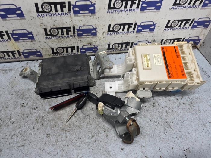 Used Ignition lock + computer Toyota Yaris II (P9) 1.33 16V Dual VVT-I Price € 100,00 Margin scheme offered by Automarkt Lotfi