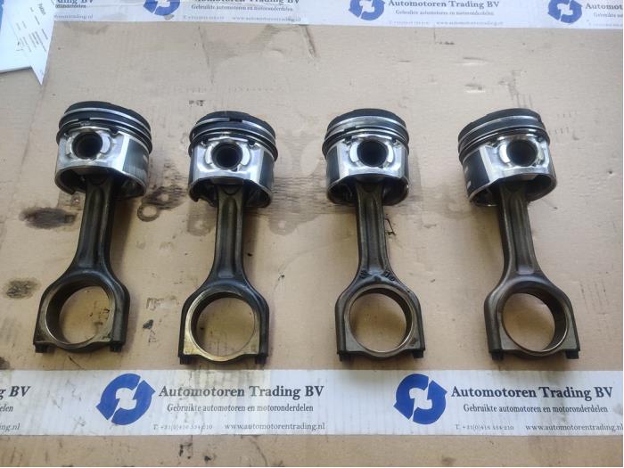 Usagé Piston Volvo Divers Prix € 300,00 Règlement à la marge proposé par Automotoren Trading b.v.