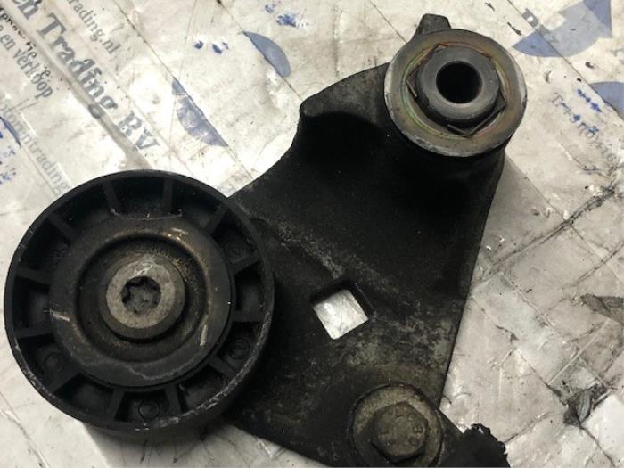 Usados Rodillo tensor correa múltiple Ford Mondeo Precio € 35,00 Norma de margen ofrecido por Automotoren Trading b.v.