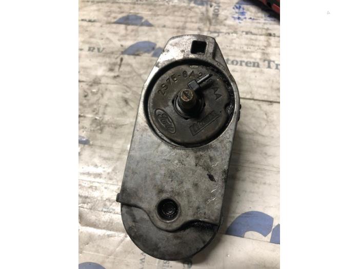 Usados Rodillo tensor correa múltiple Ford Mondeo Precio € 35,00 Norma de margen ofrecido por Automotoren Trading b.v.