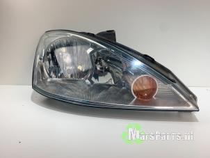 Używane Reflektor prawy Ford Focus 1 Wagon 1.6 16V Cena € 20,00 Procedura marży oferowane przez Autodemontagebedrijf De Mars