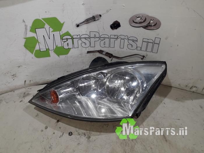 Headlight, left from a Ford Focus 1 Wagon 1.6 16V 2004