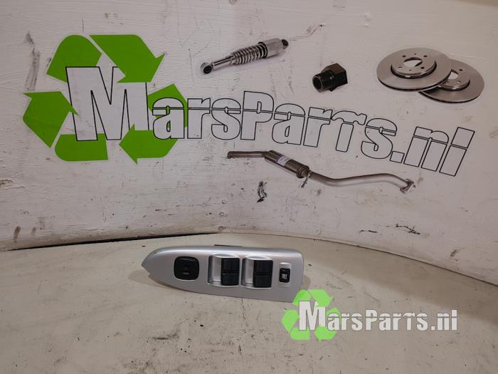 Usados Interruptor de ventanilla eléctrica Mazda Premacy 1.8 16V Precio € 25,00 Norma de margen ofrecido por Autodemontagebedrijf De Mars