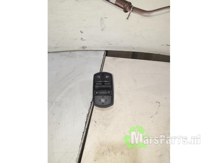 Usados Interruptor combinado de ventanillas Opel Corsa D 1.4 16V Twinport Precio € 15,00 Norma de margen ofrecido por Autodemontagebedrijf De Mars