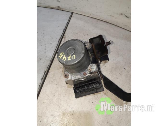 Begagnade ABS-pump Toyota Corolla Verso (R10/11) 2.2 D-4D 16V Pris € 27,00 Marginaltabell erbjuds av Autodemontagebedrijf De Mars