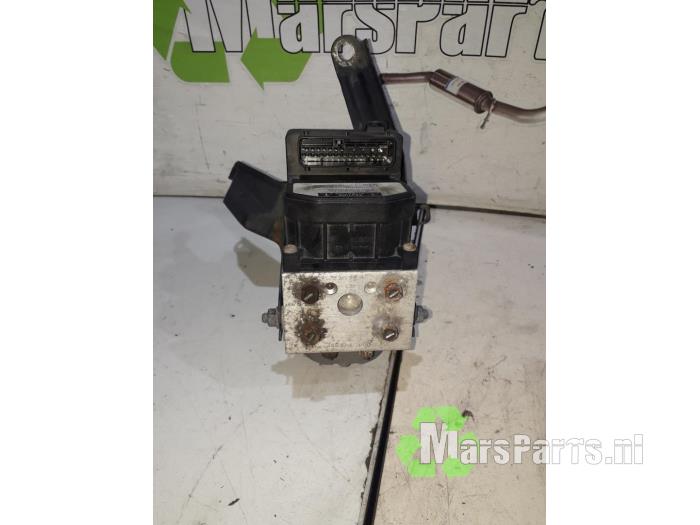 Begagnade ABS-pump Toyota Corolla (E12) 1.4 16V VVT-i Pris € 22,50 Marginaltabell erbjuds av Autodemontagebedrijf De Mars