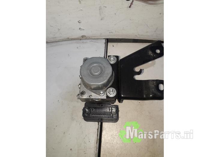Begagnade ABS-pump Peugeot 107 1.0 12V Pris € 40,00 Marginaltabell erbjuds av Autodemontagebedrijf De Mars